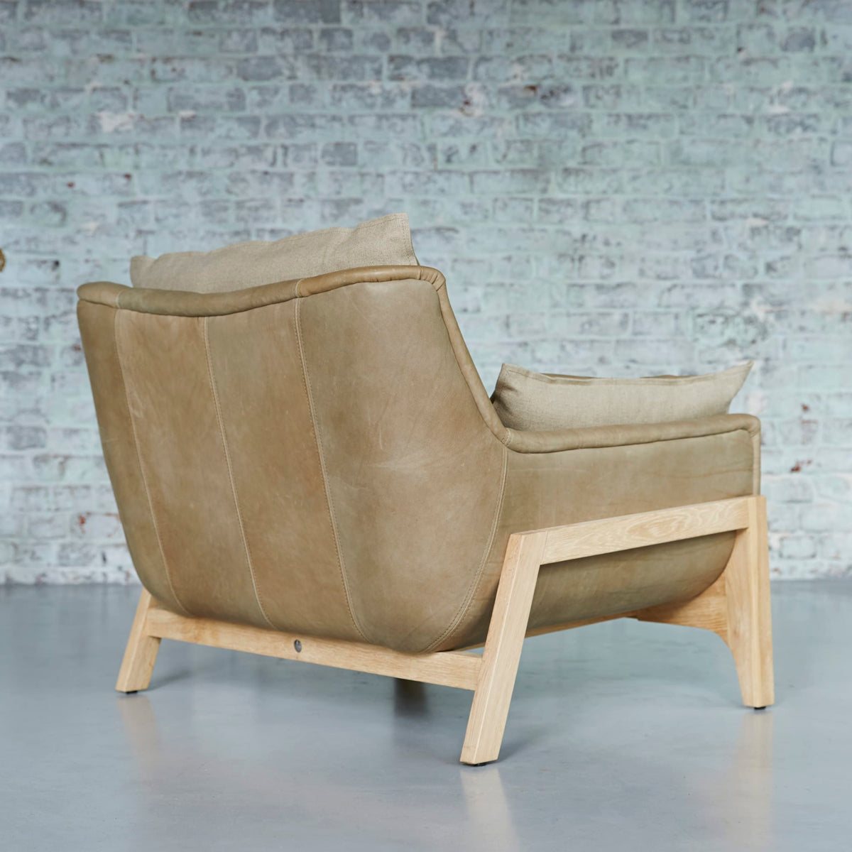 Woodnest - Solid Oak and Leather Cheyenne Armchair – image 6