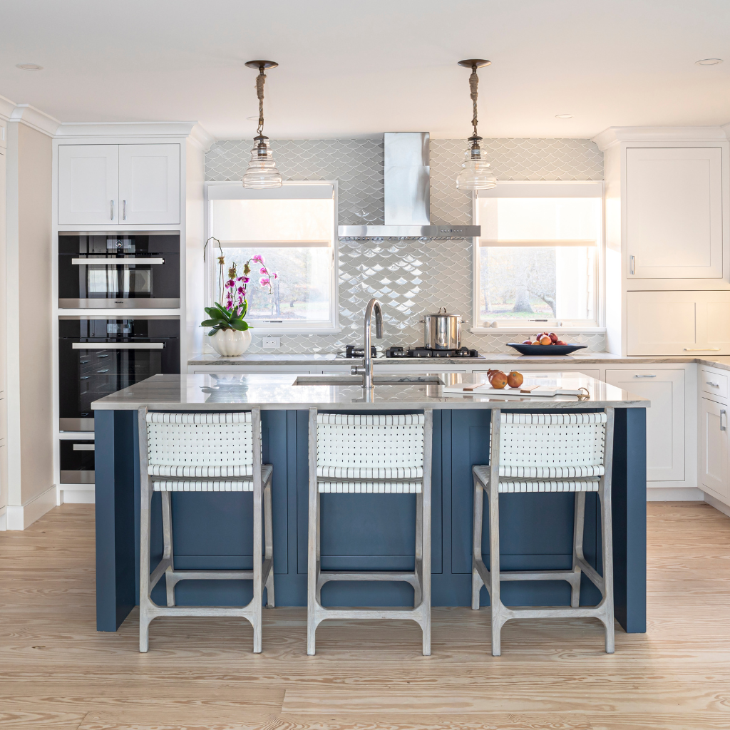 Modern kitchen with a island and bar stools